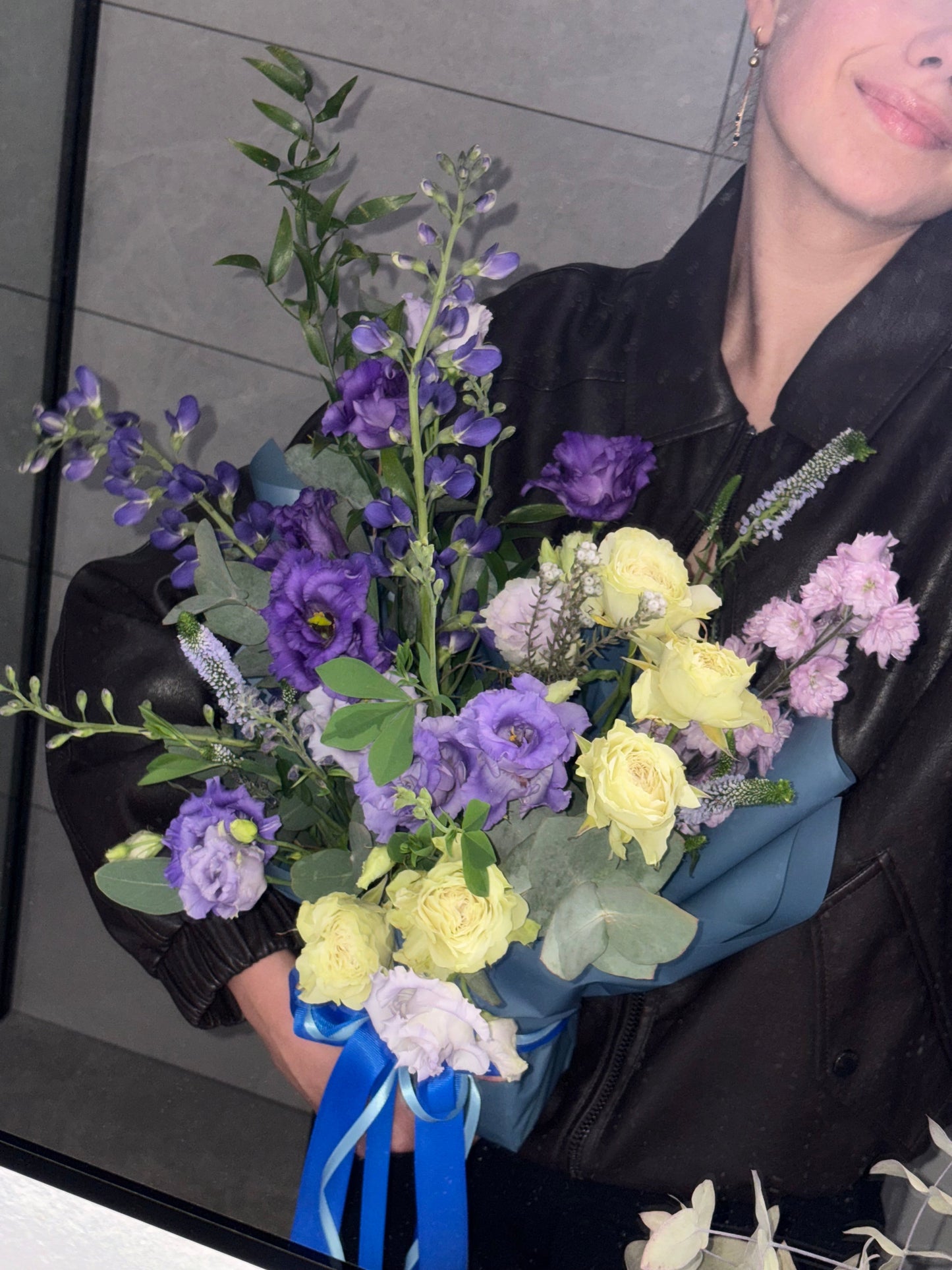 Vėsių šaltų atspalvių gėlių kompozicija su mėlynais ir violetiniais tonais, aiškios ir natūralios formos