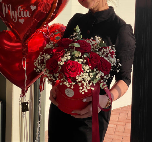 Raudonai baltų tonų gėlių kompozicija dėžutėje su kontrastingais sodriais raudonais ir šviesiais baltais atspalviais, apvali ir tanki struktūra