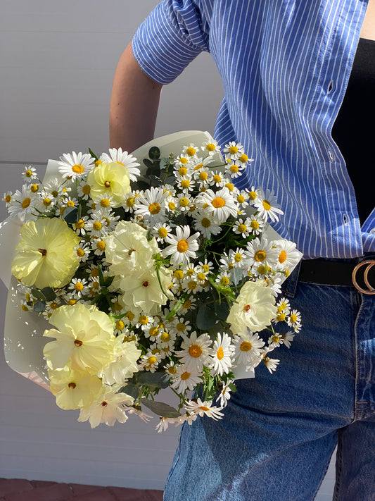 Sviestinių ir baltų atspalvių gėlių puokštė