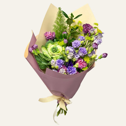 Violetinių tonų gėlių puokštė su įvairiais violetiniais, alyviniais atspalviais, subalansuota kompozicija